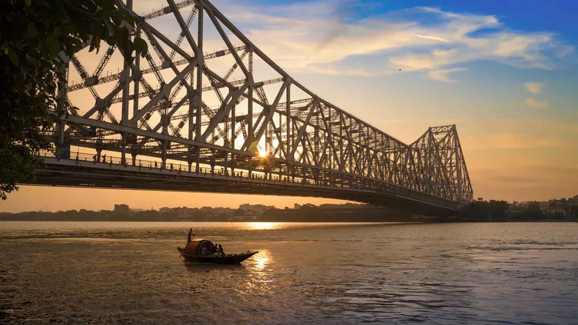 Howrah Bridge, Kolkata, Kolkata : কলকাতার ১৪ টি দর্শনীয় স্থান, যেখানে না গেলে বাকি থেকে যায় এই শহরকে চেনা!