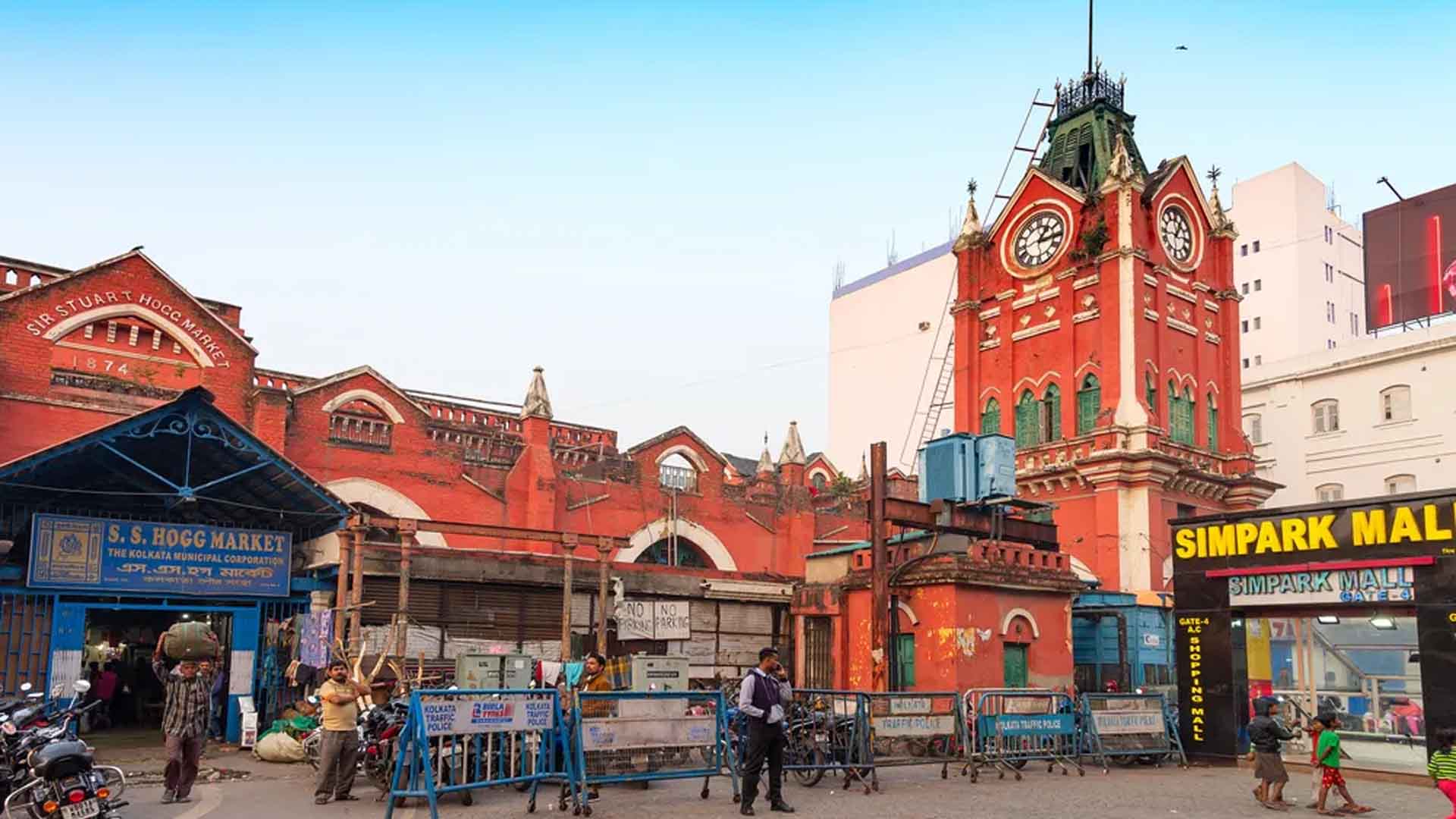 New Market, Kolkata, Kolkata : কলকাতার ১৪ টি দর্শনীয় স্থান, যেখানে না গেলে বাকি থেকে যায় এই শহরকে চেনা!