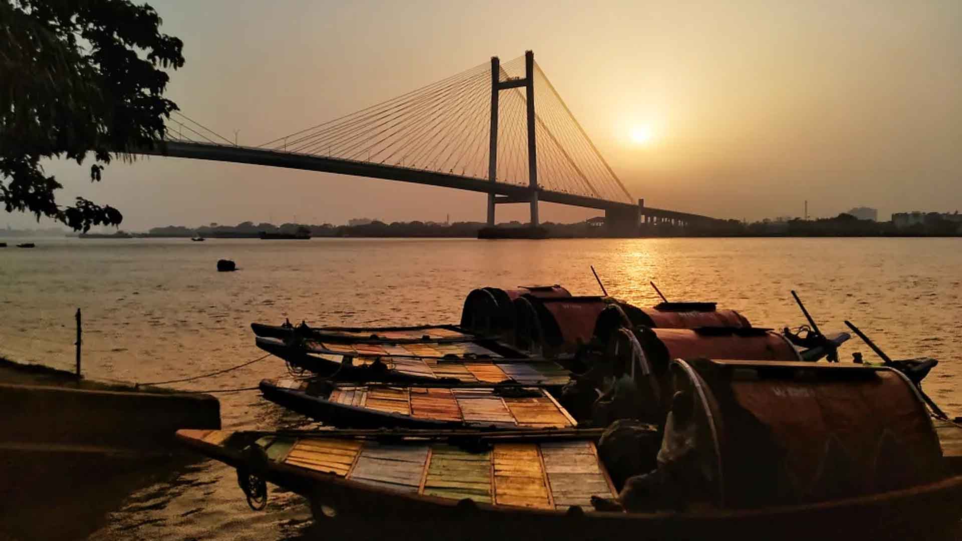 Evening At The Ganga Ghats, Kolkata, Kolkata : কলকাতার ১৪ টি দর্শনীয় স্থান, যেখানে না গেলে বাকি থেকে যায় এই শহরকে চেনা!