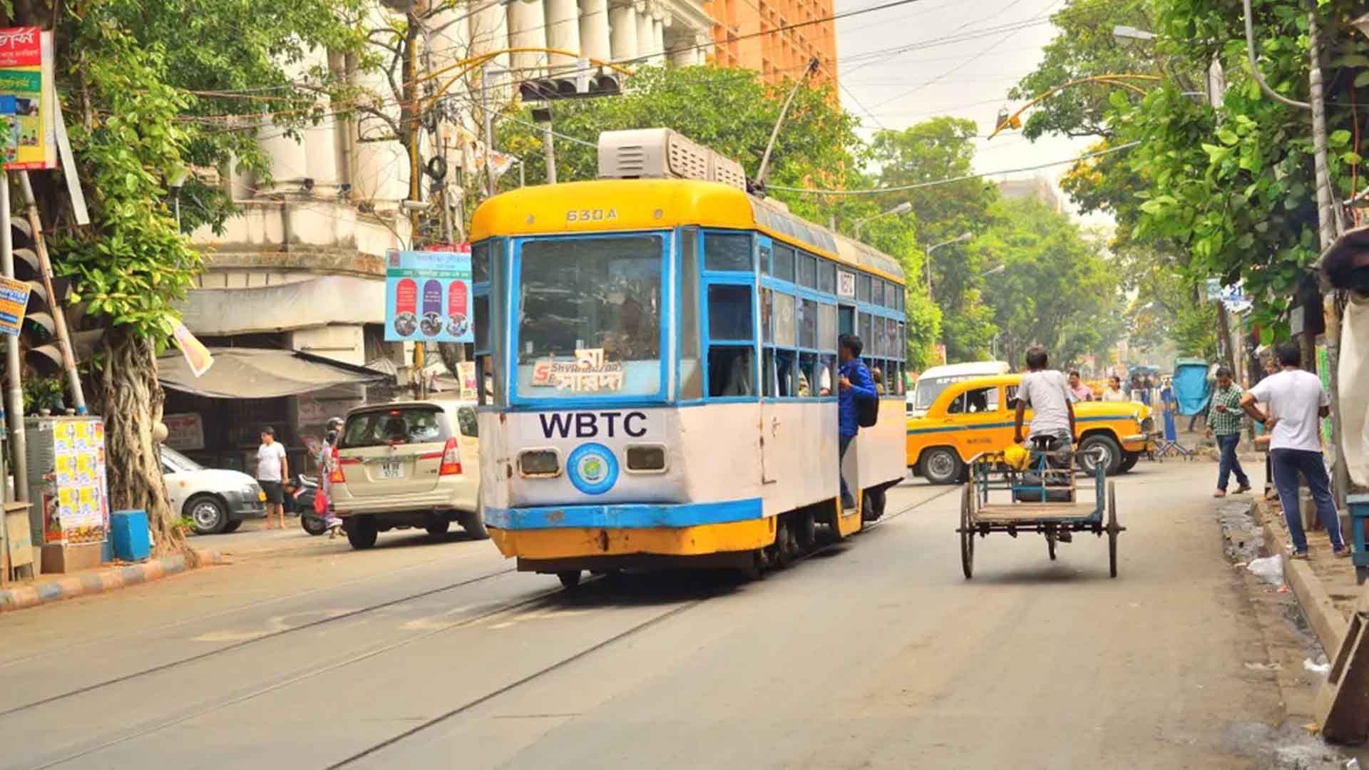 Tram Ride, Kolkata, Kolkata : কলকাতার ১৪ টি দর্শনীয় স্থান, যেখানে না গেলে বাকি থেকে যায় এই শহরকে চেনা!